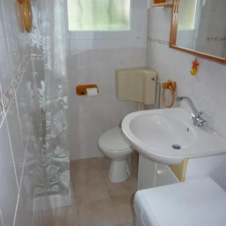 T2 Pour 4 Personnes, Proche Et Commerces, Jardin Privé, Parking, Animaux Acceptés - Fr-1-226b-111 Apartamento